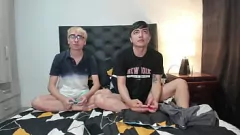 Abspielen Blonde Schnuckel spielen Videospiele und ficken am Ende mit großen Schwänzen