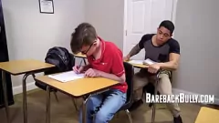 Abspielen Dominanter Tyrann fickt nerdigen Twink-Schüler im Unterricht, bevor der Lehrer eintrifft