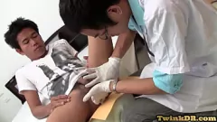 चलाएँ चश्मे में पतला ट्विंक मेडिकल वर्दी में एक गर्म एशियाई डॉक्टर द्वारा उसकी गांड में उंगली की जाती है और उसे नंगी पीठ पर बिठाया जाता है