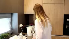 Odtwórz Zmysłowa ukraińska nastolatka zostaje wyruchana przez brutalnych bandytów w intensywnej scenie ostrego seksu