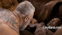 Reproduzir Adrian Hart e Lance Charger em intensa ação anal gay interracial: Butt-Sex e BBC Fucking