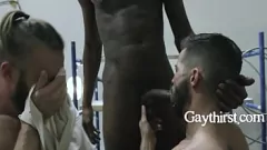 Abspielen Heißer Bauleiter besticht Twinks mit tiefem Schwanz bei einem interrassischen Dreier-Blowjob