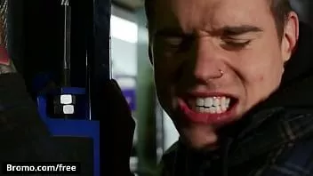 Redare Twink drăguț lev ivankov călărește pula lui musculos pe șeful lui Ryan Bones până când vine peste el - bromo