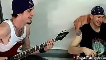 play Afwijkende Billy plast met vrienden en trekt pik af