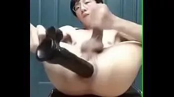 play Chinese camboy fisting his loose prolapse anal with bbc