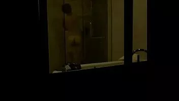 play Le minet de la douche de l'hôtel oublie de fermer les rideaux | frotte la bite