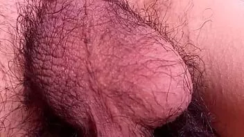 Redare Bilele păroase ale twinkului sexy se mișcă singure pentru acest videoclip porno gay fascinant